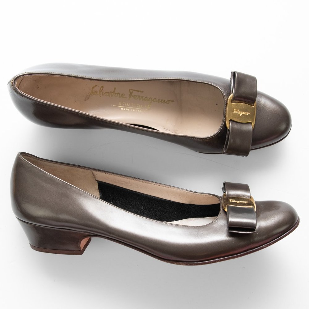Salvatore Ferragamo Varina Vara Bow Pumps Leather Low Heel Pewter 7.5 AAA Narrow